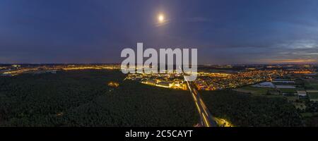 Panorama Drohnenbild von Highway 5 bei Darmstadt und Weiterstadt bei Sonnenuntergang Stockfoto