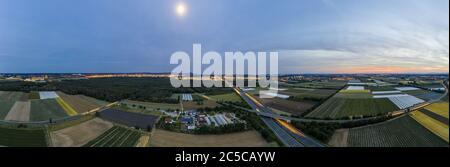 Panorama Drohnenbild von Highway 5 bei Darmstadt und Weiterstadt bei Sonnenuntergang Stockfoto