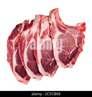 Zutaten zum Kochen. Rohe Schweinekoteletts auf Rippe mit frischen Kräutern. Isoliert auf weißem Hintergrund Stockfoto