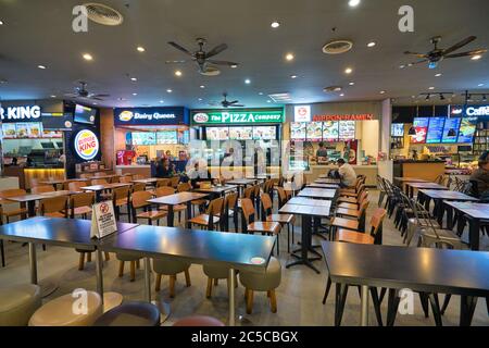 BANGKOK, THAILAND - CIRCA JANUAR 2020: Food Court am Flughafen Suvarnabhumi. Stockfoto