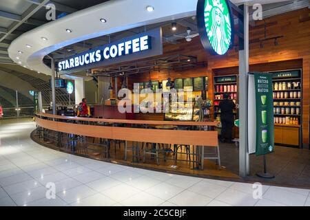 BANGKOK, THAILAND - CIRCA JANUAR 2020: Starbucks Coffee am Flughafen Suvarnabhumi. Stockfoto