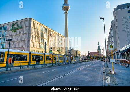 BERLIN, DEUTSCHLAND - CIRCA SEPTEMBER 2019: Bombardier Flexity Berlin im Tageslicht. Es ist ein Straßenbahntyp für das Berliner Straßenbahnnetz gebaut. Stockfoto