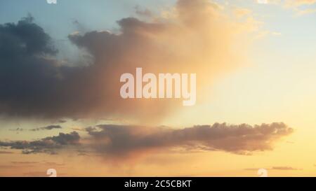 Himmel Bei Sonnenuntergang. Heller Dramatischer Himmel Mit Flauschigen Wolken. Gelb, Orange Farben. Morgenhimmel Stockfoto