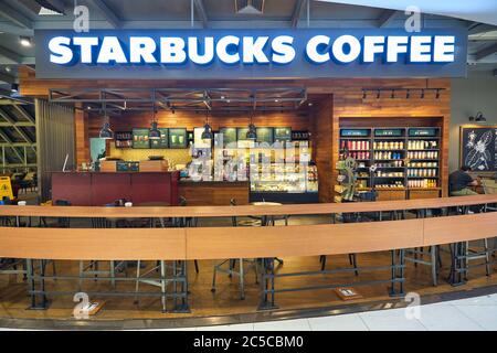 BANGKOK, THAILAND - CIRCA JANUAR 2020: Starbucks Coffee am Flughafen Suvarnabhumi. Stockfoto
