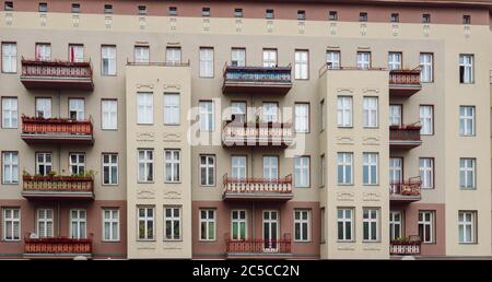 Vorderansicht der typischen Berliner Fassade eines Wohnhauses. Stockfoto