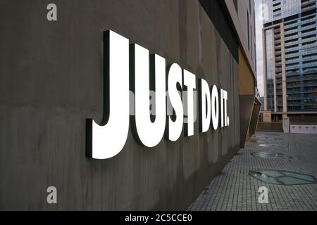 SHENZHEN, CHINA - CIRCA APRIL, 2019: Just Do IT Marke der Schuhfirma Nike auf UpperHills in Shenzhen gesehen. Stockfoto