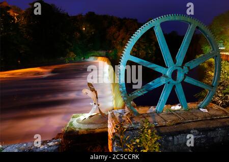 Ein erhaltenes Zahnrad & Wehr auf dem Fluss Wharfe in Wetherby, West Yorkshire, UK Stockfoto