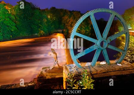 Ein erhaltenes Zahnrad & Wehr auf dem Fluss Wharfe in Wetherby, West Yorkshire, UK Stockfoto