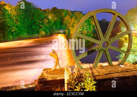 Ein erhaltenes Zahnrad & Wehr auf dem Fluss Wharfe in Wetherby, West Yorkshire, UK Stockfoto