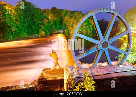 Ein erhaltenes Zahnrad & Wehr auf dem Fluss Wharfe in Wetherby, West Yorkshire, UK Stockfoto