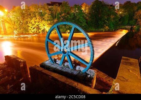 Ein erhaltenes Zahnrad & Wehr auf dem Fluss Wharfe in Wetherby, West Yorkshire, UK Stockfoto