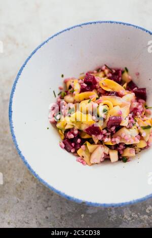 Quinoa, Zucchini, Rote Beete und Gurkensalat in einer Schüssel auf Metalloberfläche Stockfoto