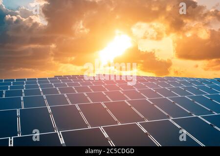 Solarkraftwerk mit Sonnenuntergang Himmel Hintergrund Stockfoto