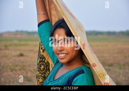 Ein indisches Teenager Mädchen aus Westbengalen auf den Feldern. Stockfoto