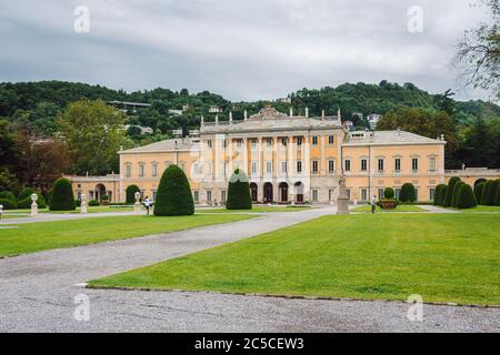 Villa Olmo ist ein großartiges Beispiel für neoklassische Architektur. Villa Olmo ist definitiv die majestätischste Villa am Comer See, Lombardei, Italien. Stockfoto