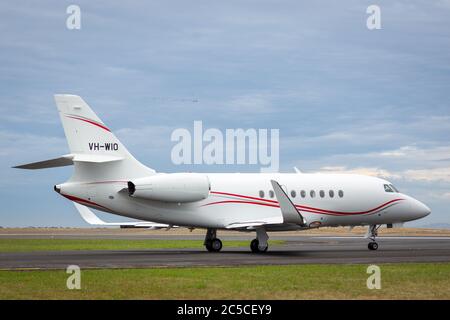 Dassault Falcon 2000EX Business Jet VH-WIO rollt am Flughafen Avalon. Stockfoto