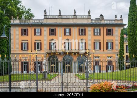 Blick auf die Villa Gallia am Ufer des Comer Sees. Es ist derzeit der Hauptsitz der Provinz Como Regierungsbüros. Stockfoto