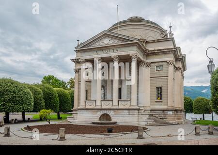 Der Tempio Voltiano wurde zu Ehren von Alessandro Volta, dem Erfinder der elektrischen Batterie, gebaut, der in Como geboren wurde und starb. Stockfoto