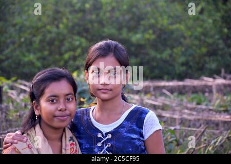 Zwei schöne Teenager lächelnde indische Mädchen stehen zusammen in einem Feld, selektive Fokussierung Stockfoto