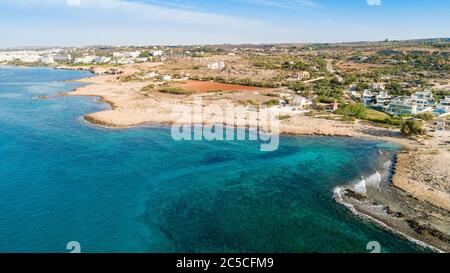 Vogelperspektive auf den Strand Ammos tou Kambouri, Ayia Napa, Cavo Greco, Famagusta, Zypern. Die Wahrzeichen Touristenattraktion felsiger Strand mit goldenem Stockfoto