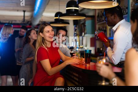 Porträt der glückliche junge Frau mit Kollegen genießen corporate Party in der Bar Stockfoto
