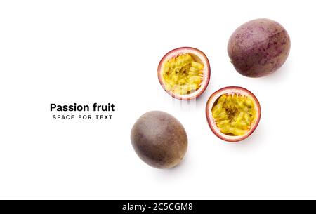 Ganze und geschnittene Passionsfrucht oder Maracuya isoliert auf weißem Hintergrund. Layout der Draufsicht mit Kopierbereich Stockfoto