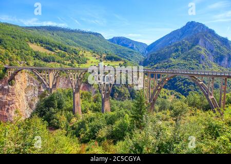 Landschaft der Durdevica Tara Brücke in Montenegro Stockfoto