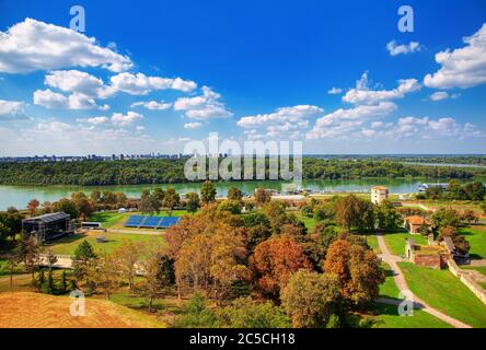 Luftaufnahme des Donauufers in Belgrad. Stadion am Ufer des Flusses Stockfoto