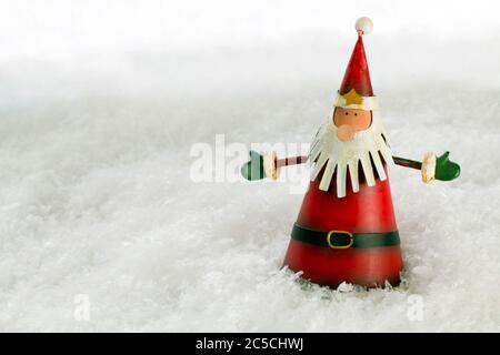 Vater Weihnachtsdekoration vor einer Schneekulisse mit Kopierraum Stockfoto