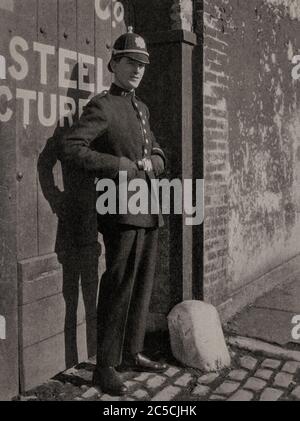 Ein Porträt eines Mitglieds der Garda Siochana (Polizei) aus den frühen 1920er Jahren, komplett mit Helm in Cork City. Ursprünglich fotografiert von Clifton Adams (1890-1934) für 'Ireland: The Rock Whence I Was Hewn', eine National Geographic Magazine-Spielfilm vom März 1927. Stockfoto