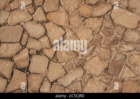 Fragment einer Wand aus einem abgebrochenen Steinhintergrund Stockfoto