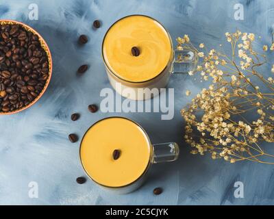 Gepeitschter Dalgona Kaffee in Glas Tasse Stockfoto