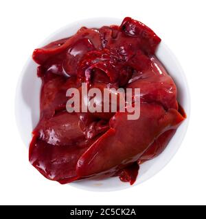 Frische rohe Kaninchenleber. Diätetisches Fleischprodukt. Isoliert auf weißem Hintergrund Stockfoto