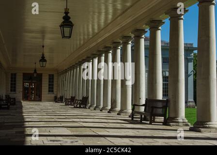 Säulengang zwischen dem Maritime Museum und dem Queen's House, Greenwich, London, Großbritannien Stockfoto