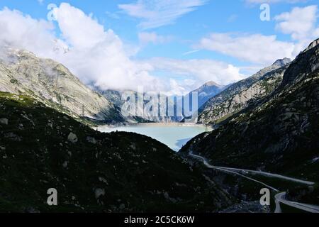Räterichsbodensee-Stausee. Ein Stausee auf dem Grimselpass in den Schweizer Alpen, der das Berner Oberland mit dem Oberwallis, Schweiz, verbindet. Stockfoto