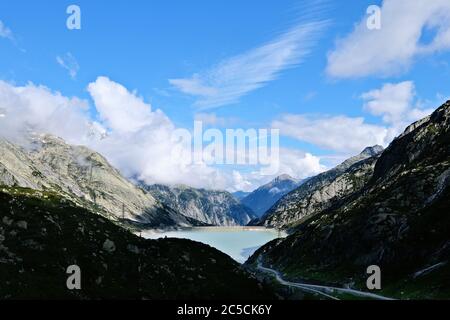 Räterichsbodensee-Stausee. Ein Stausee auf dem Grimselpass in den Schweizer Alpen, der das Berner Oberland mit dem Oberwallis, Schweiz, verbindet. Stockfoto