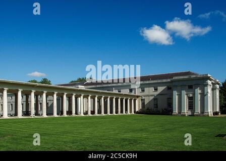 Säulengang zwischen dem Maritime Museum und dem Queen's House, Greenwich, London, Großbritannien Stockfoto