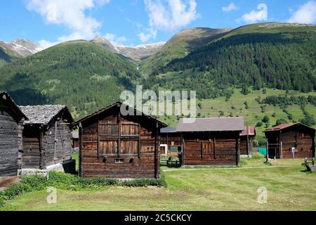 Historische Holzhäuser in Ulrichen im Kanton Wallis, Schweiz. Stockfoto