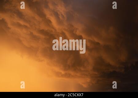 Villingen Schwenningen, Deutschland. Juli 2020. Wolken werden von der Abendsonne beleuchtet. Quelle: Silas Stein/dpa/Alamy Live News Stockfoto
