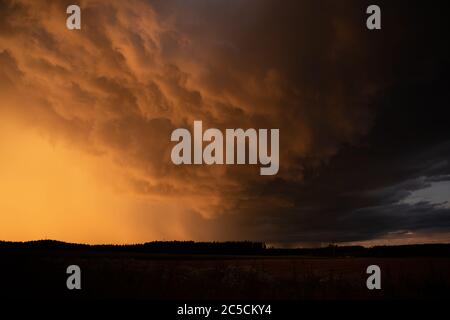 Villingen Schwenningen, Deutschland. Juli 2020. Wolken werden von der Abendsonne beleuchtet. Quelle: Silas Stein/dpa/Alamy Live News Stockfoto