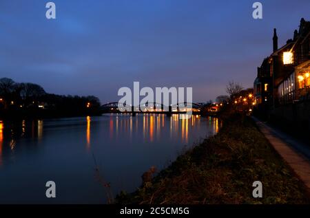 Themse bei Sonnenuntergang an der Barnes Bridge, Barnes, London, Großbritannien Stockfoto