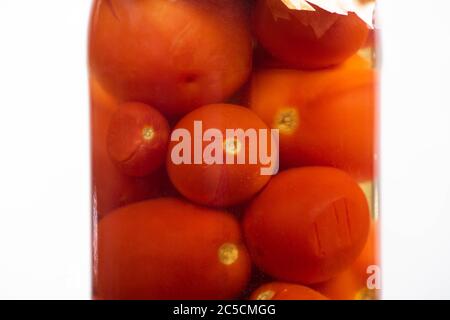 Nahaufnahme der hausgemachten leckeren Dosen Tomaten in Glas isoliert auf weiß Stockfoto