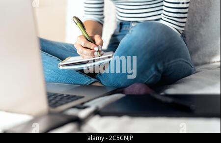 Nahaufnahme Frau intelligent am Computer zu Hause arbeiten - Junge Frau studieren mit Laptop im Bett - Technologie und Home Worker Konzept Stockfoto