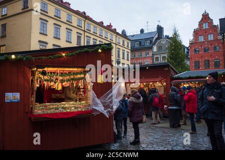 Stockholm, Schweden/11. Dez 2019: Käufer kaufen Artikel in einem Weihnachtsdorf in Gamla Stan, der Altstadt von Stockholm, Schweden. Stockfoto