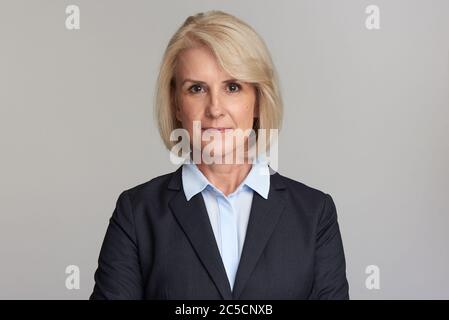 Schöne Geschäftsfrau. Mittleres Alter blonde Frau Porträt. Stockfoto