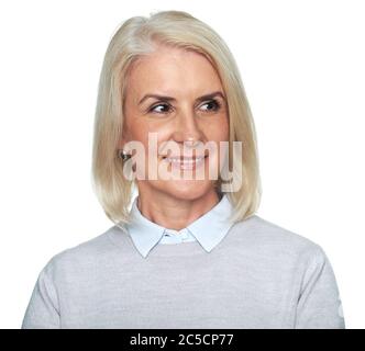Schöne alte Frau Porträt. Blonde Dame schaut weg und lächelt. Isoliert auf Weiß Stockfoto