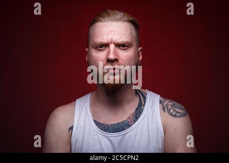 Foto von jungen bärtigen Mann in weißem Hemd Stockfoto