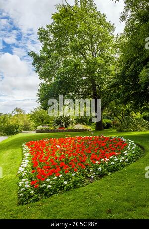 Alexendra Gardens in Penarth, mit Blick auf die Esplanade und Penarth Pier. Dies war Anfang Juli im Sommer 2020. Stockfoto