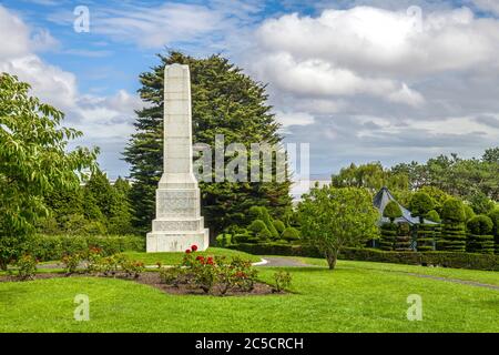 Ein Kriegsdenkmal im Alexandra Park in Penarth, einer Küstenstadt im Tal von Glamorgan im Süden von Wales im Sommer. Stockfoto