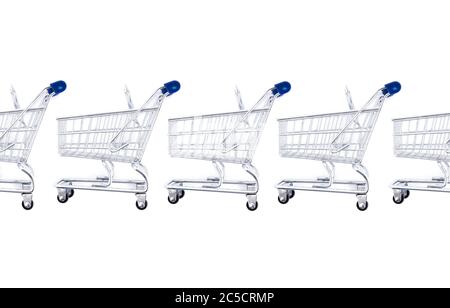 Leere Einkaufswagen in der Linie über weißem Hintergrund, Mini-Metall-Wagen isoliert auf farbigem Hintergrund Stockfoto